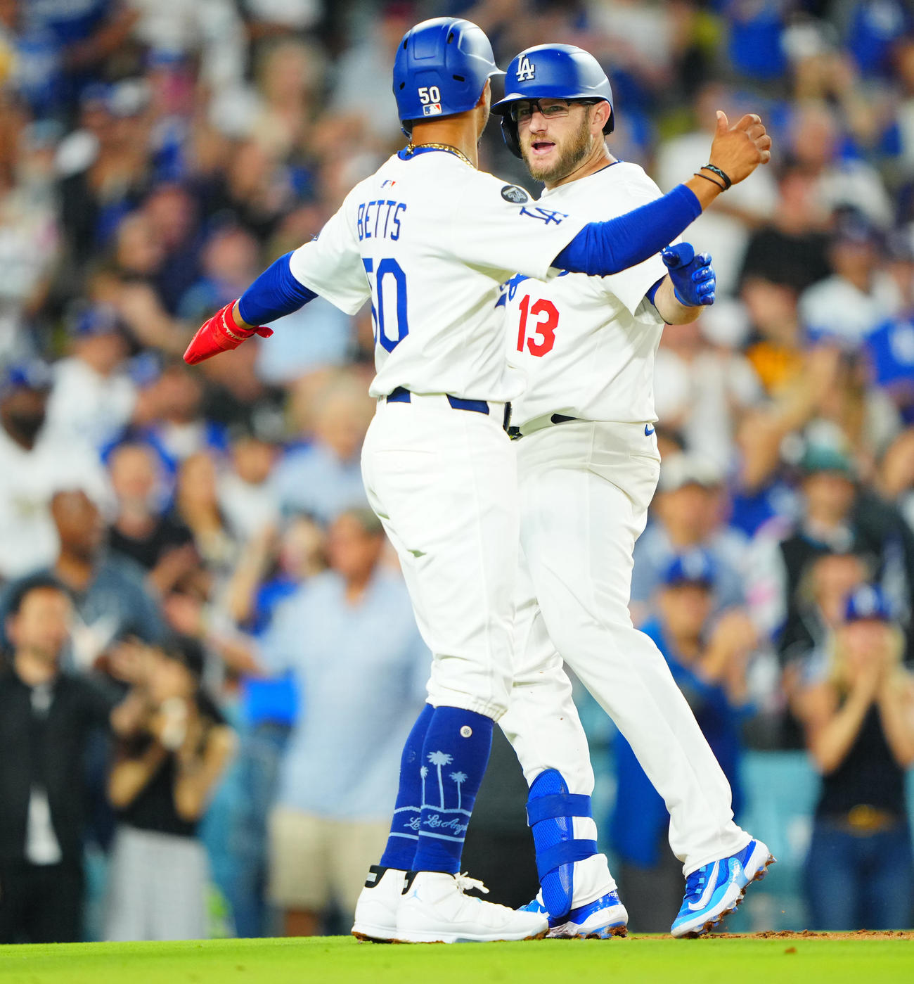 ドジャース対カージナルス　3回裏ドジャース1死三塁、2打席連続となる2点本塁打を放ちベッツ（左）と喜ぶマンシー（撮影・垰建太）