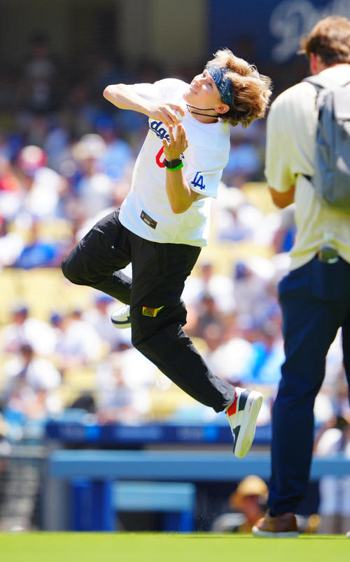 ドジャース対カージナルス　始球式を行うマリニン（撮影・垰建太）