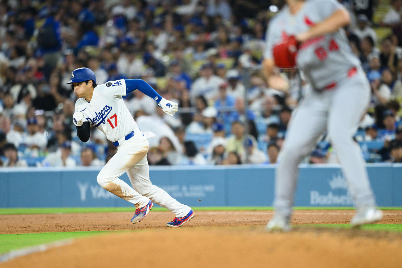 ７回に盗塁する大谷（William Liang-Imagn Images＝ロイター）