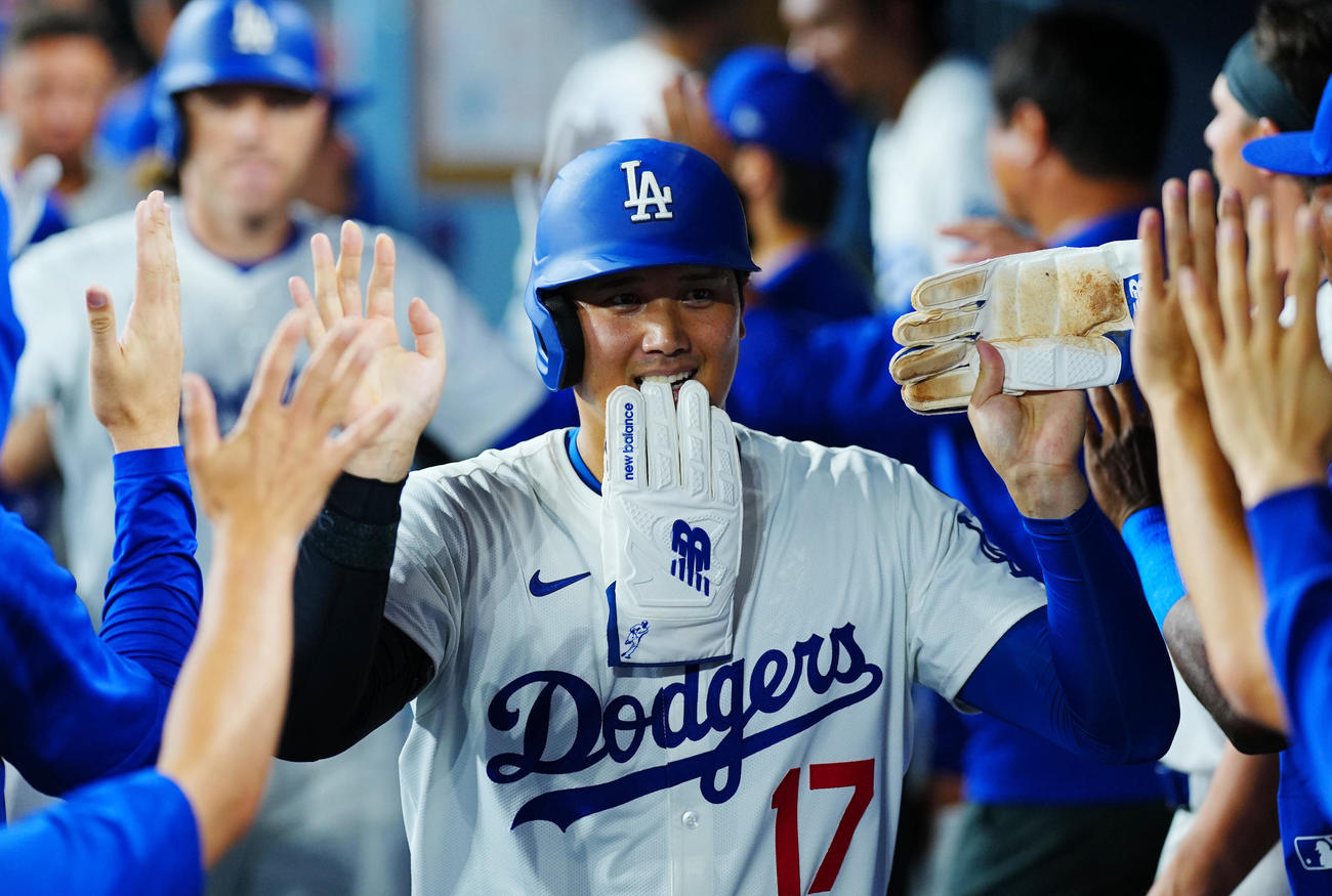 ドジャース対カージナルス　8回裏ドジャース無死一、三塁、フリーマンの犠飛で生還しナインの出迎えを受ける大谷（撮影・垰建太）
