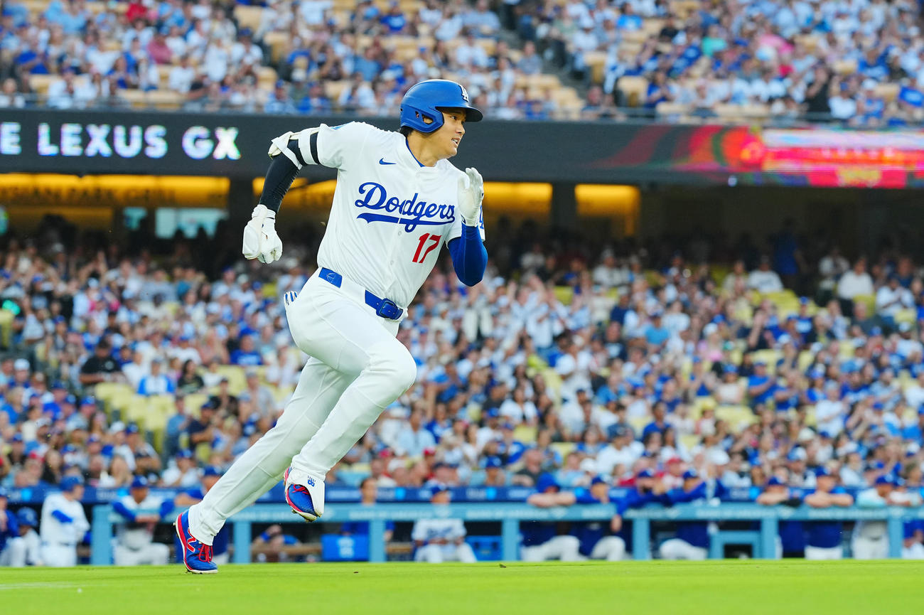 ドジャース対カージナルス　1回表ドジャース無死、右中間に打球を放ち快足を飛ばし二塁へ向かう大谷（撮影・垰建太）