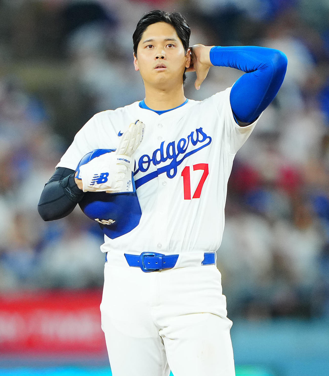 ドジャース対カージナルス　7回裏ドジャース無死一、二塁、塁上で髪の毛を触る二走大谷（撮影・垰建太）