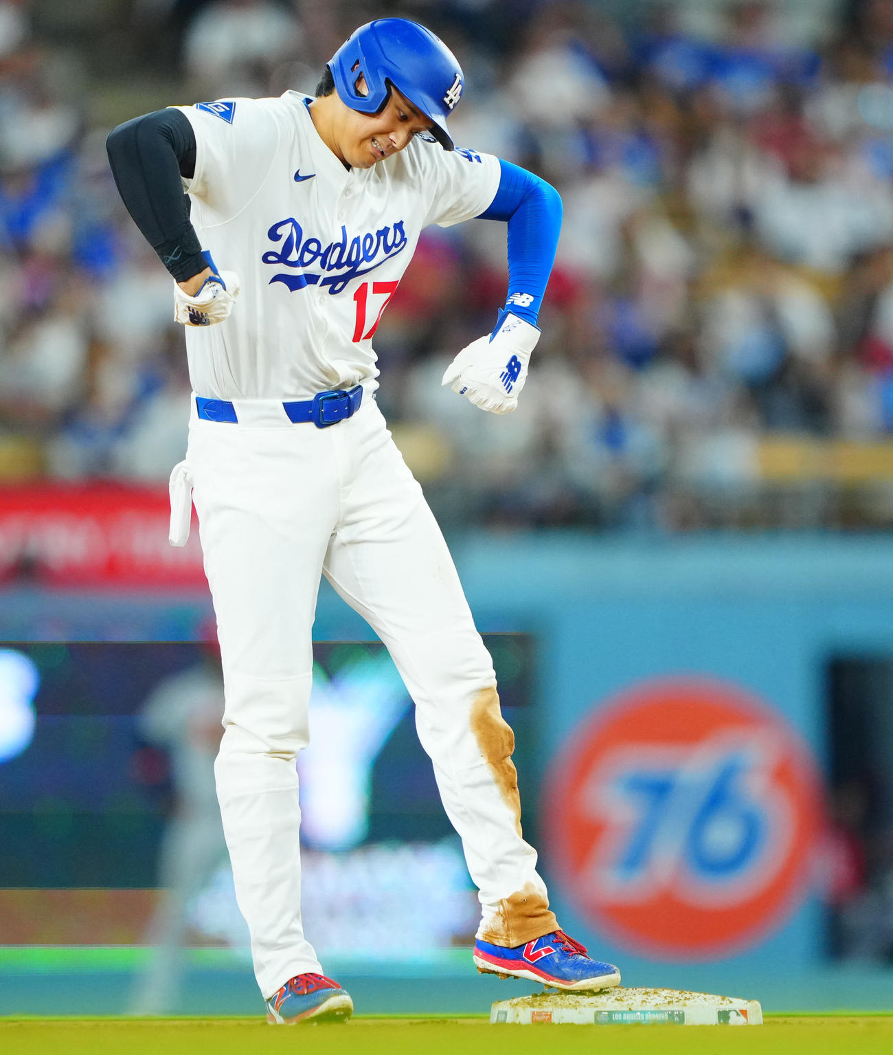 ドジャース対カージナルス　7回裏ドジャース無死一、二塁、塁上でおどけた動きを見せる二走大谷（撮影・垰建太）