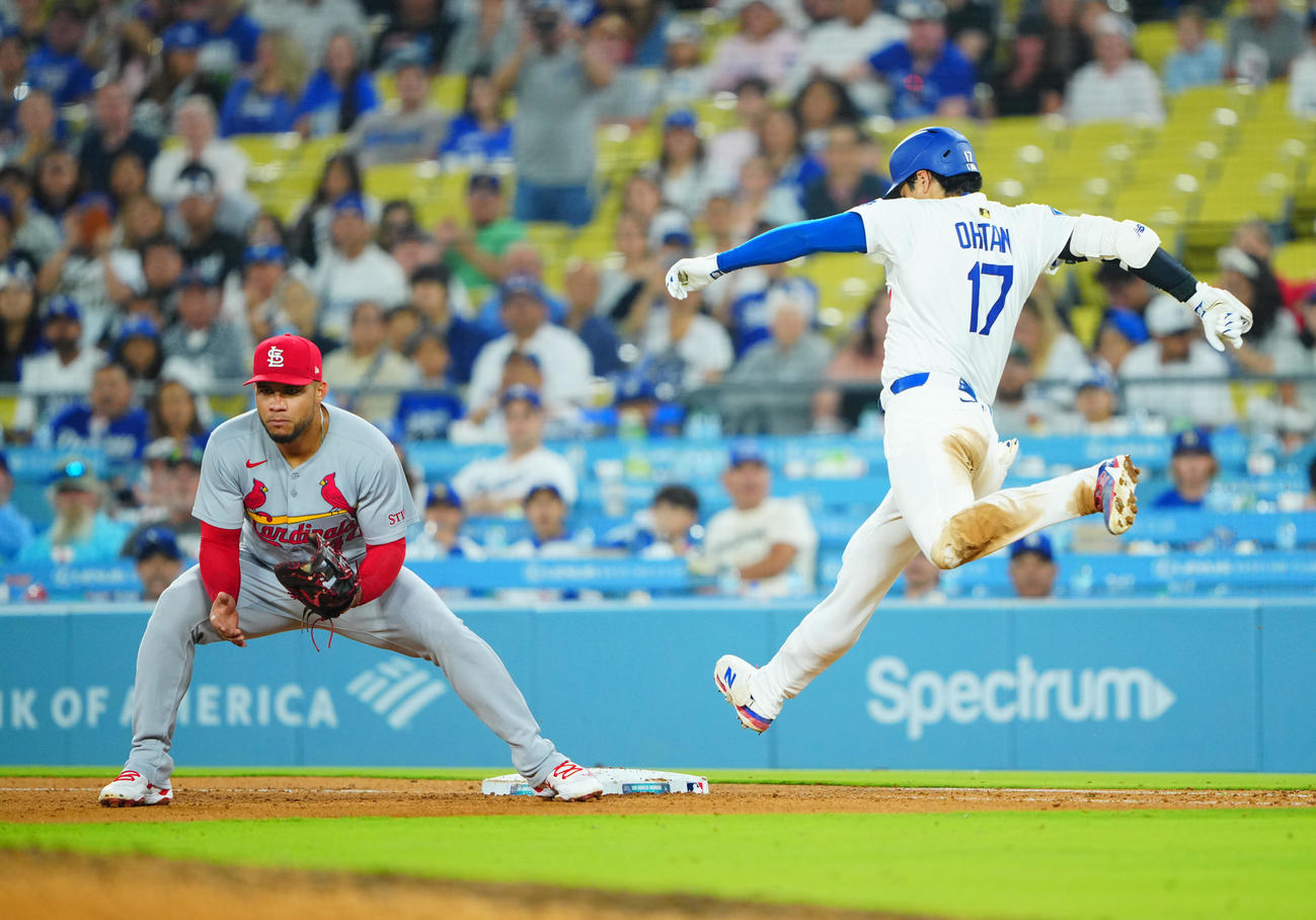 ドジャース対カージナルス　8回裏ドジャース無死、三塁内野安打を放つ大谷（撮影・垰建太）