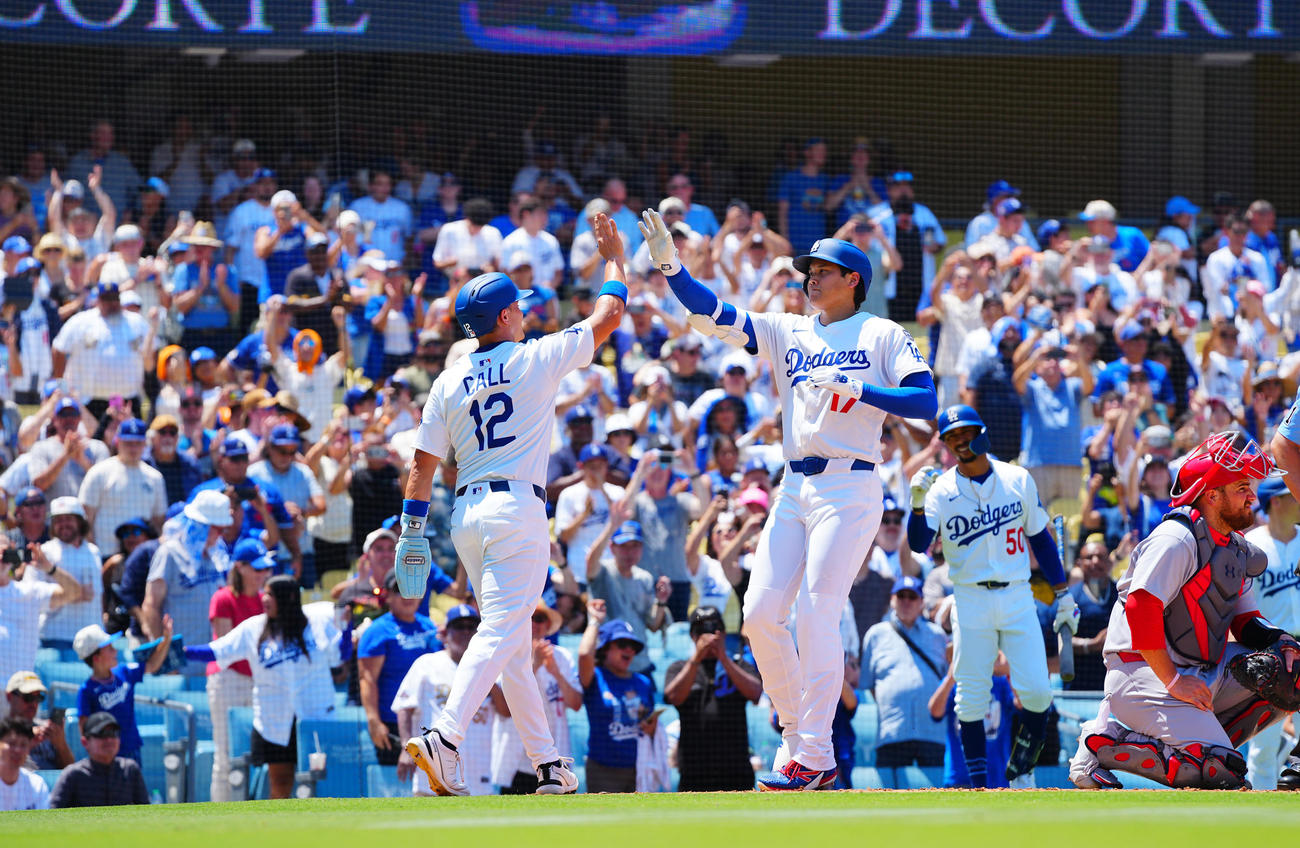ドジャース対カージナルス　3回裏ドジャース1死二塁、メジャー通算1000安打となる2点本塁打を放ち盛り上がるファンの中、コール（左）とタッチを交わす大谷（撮影・垰建太）
