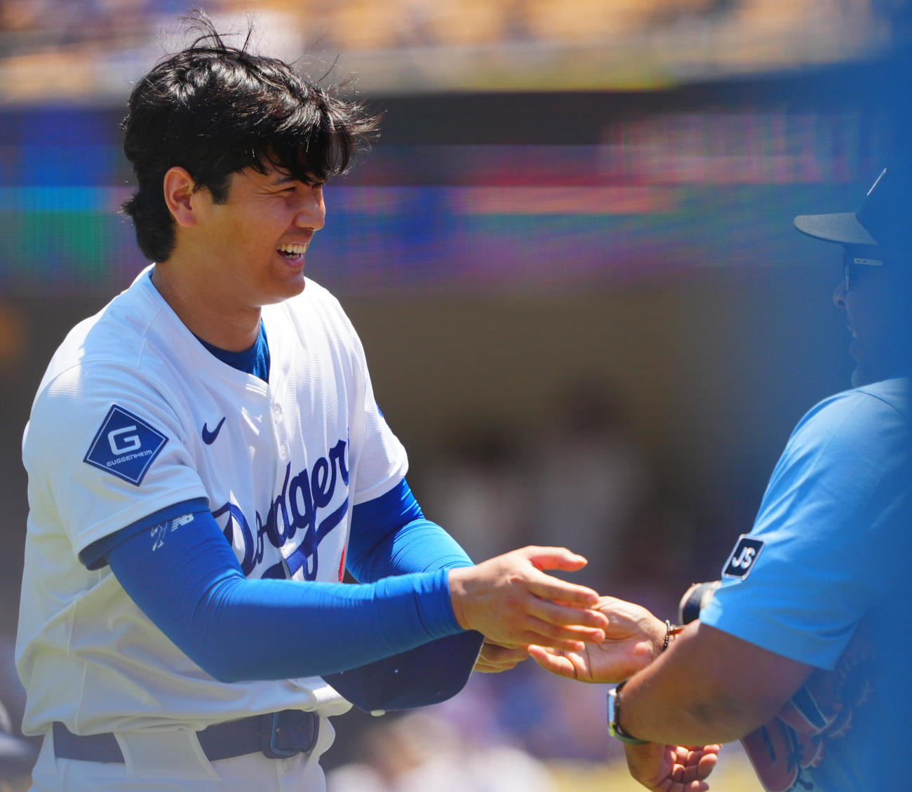 ドジャース対カージナルス　1回表の登板を終え笑顔でチェックを受けるドジャース先発の大谷（撮影・垰建太）