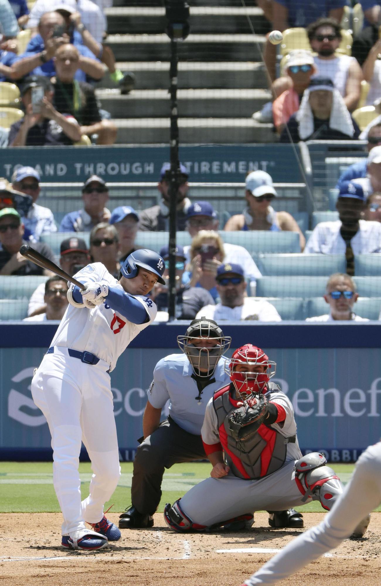 カージナルス戦の3回、39号2ランを放つドジャース大谷（共同）