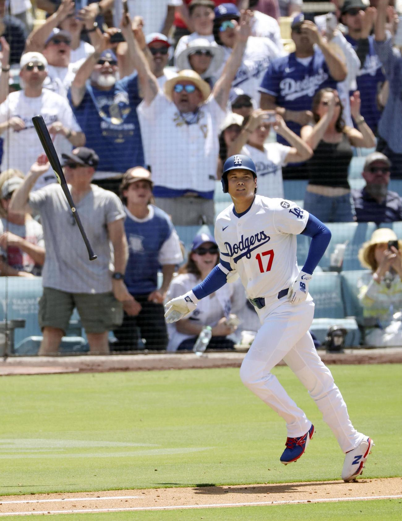 カージナルス戦の3回、39号2ランを放ち一塁へ向かうドジャース大谷（共同）