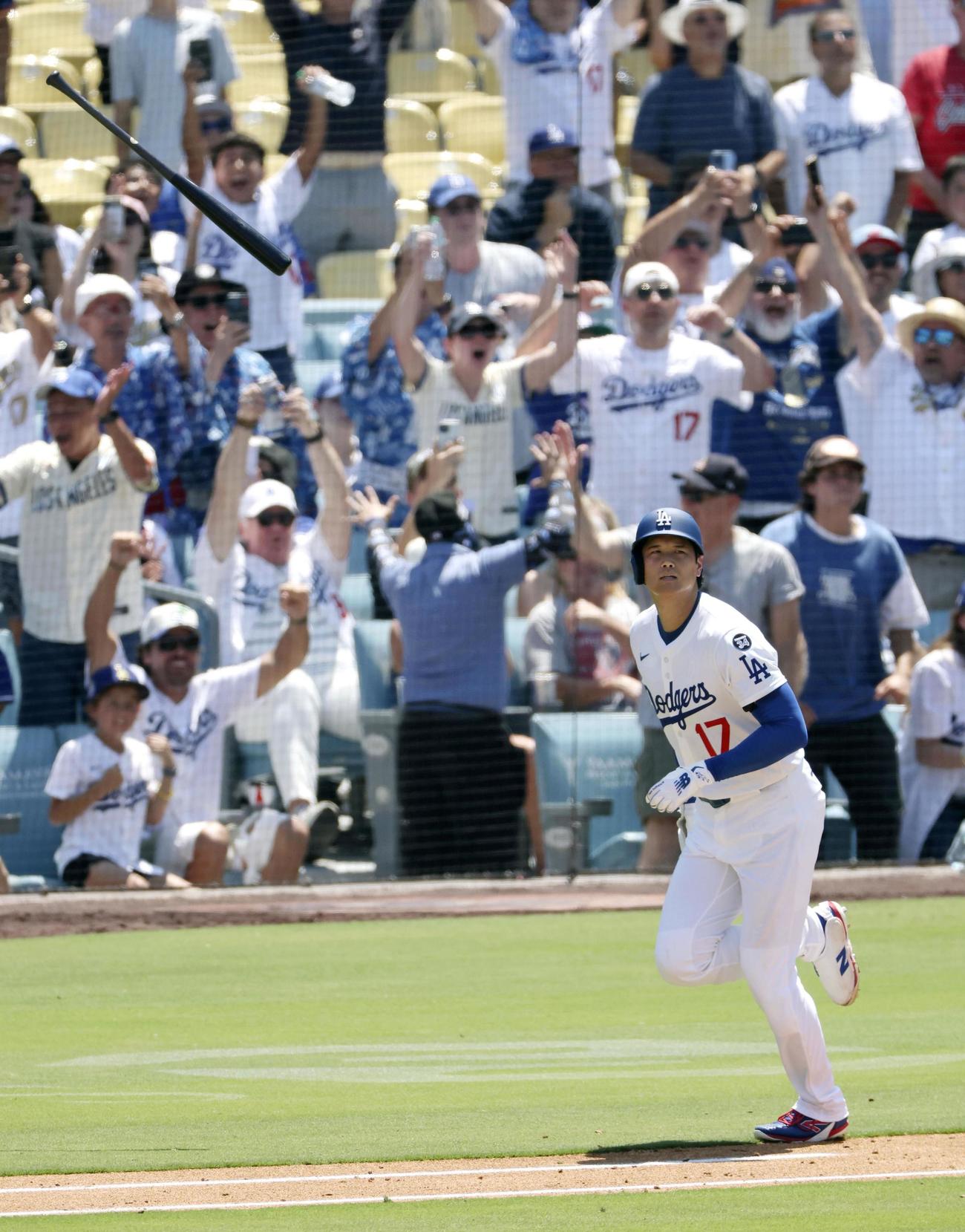 カージナルス戦の3回、39号2ランを放ち一塁へ向かうドジャース大谷（共同）