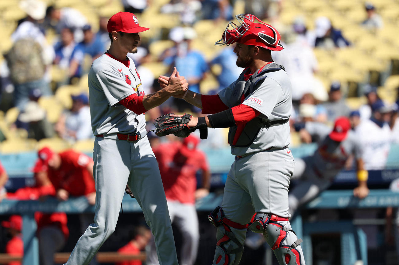 ドジャースに勝利し握手を交わすカージナルスのオブライエン（左）とパヘス（ Kiyoshi Mio-Imagn Images＝ロイター）