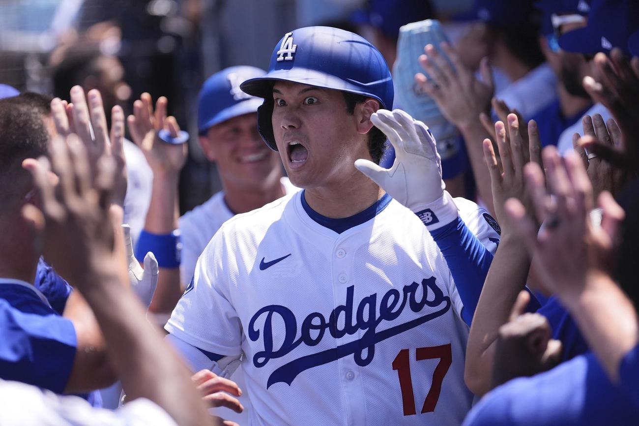 ベンチでチームメートとハイタッチする大谷翔平（AP）