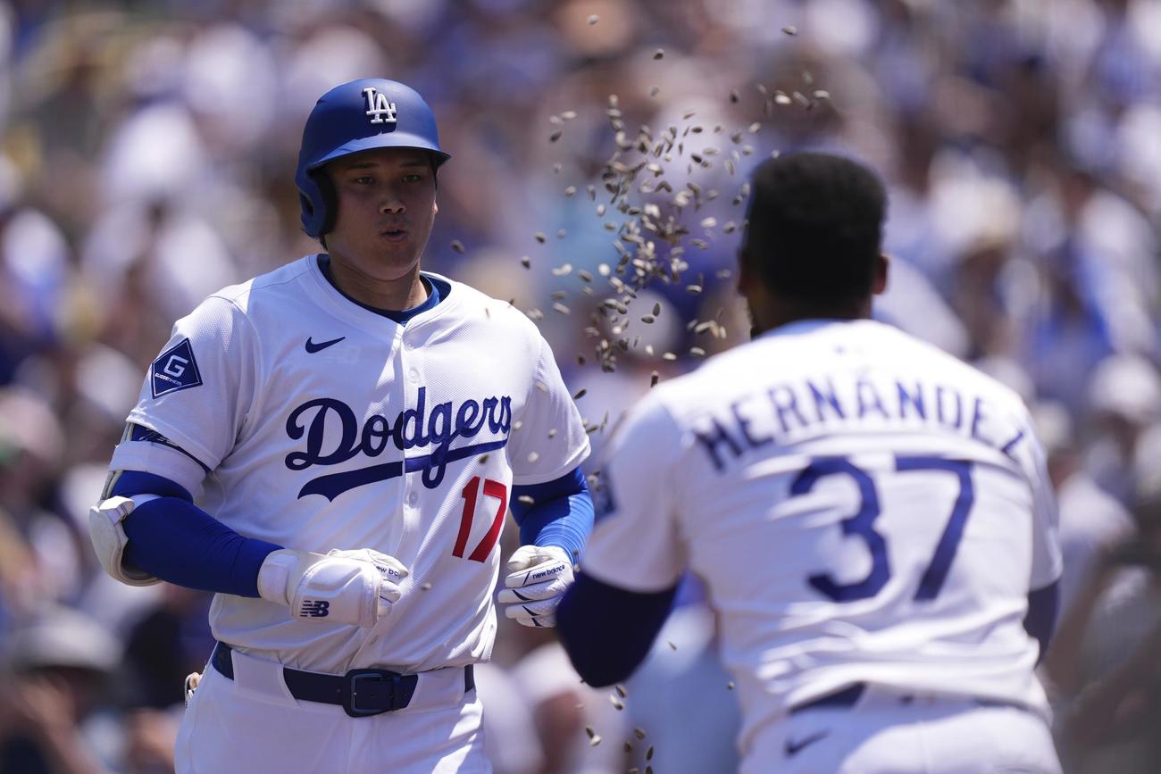 ひまわりの種シャワーで出迎えられるドジャース大谷翔平（AP）
