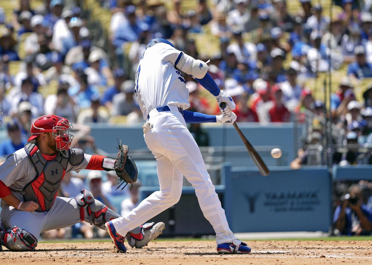 カージナルス戦の3回、39号2ランを放つドジャース大谷（共同）