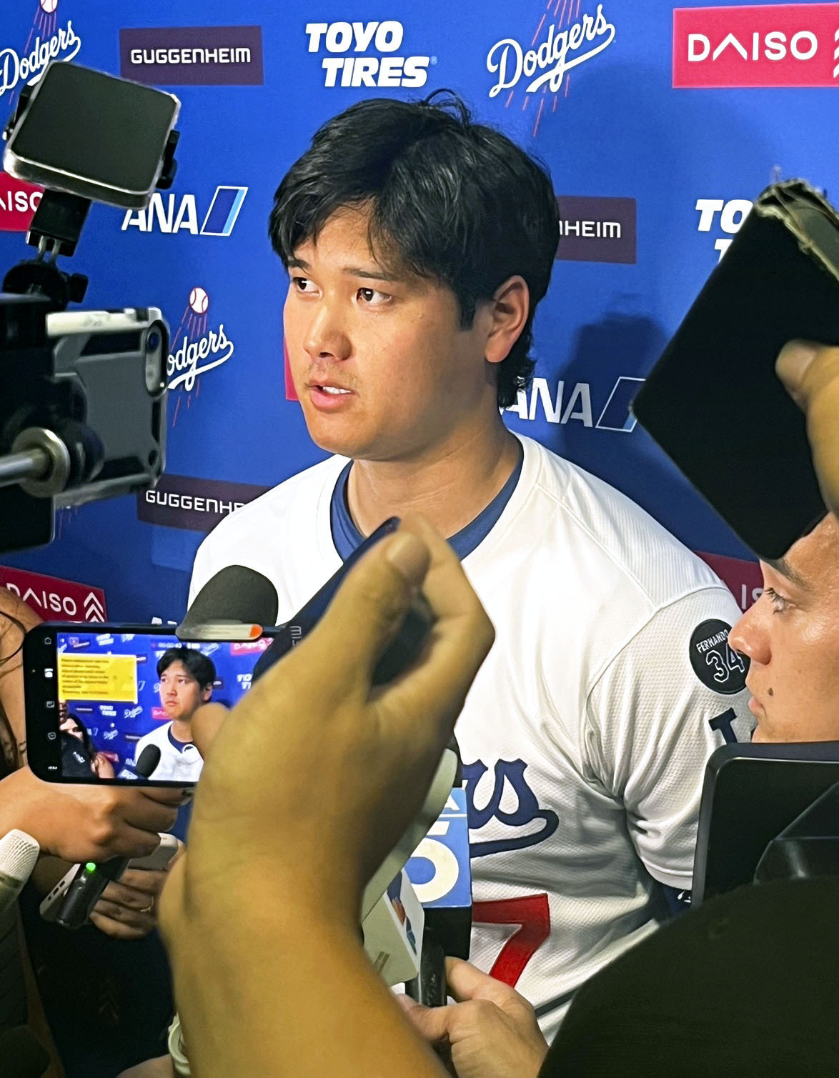 試合後、取材に応じるドジャース大谷（共同）