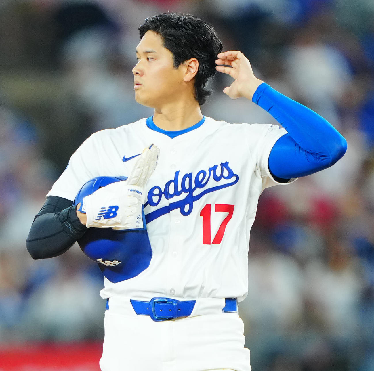 ドジャース対カージナルス　7回裏ドジャース無死一、二塁、塁上で髪の毛を触る二走大谷（撮影・垰建太）