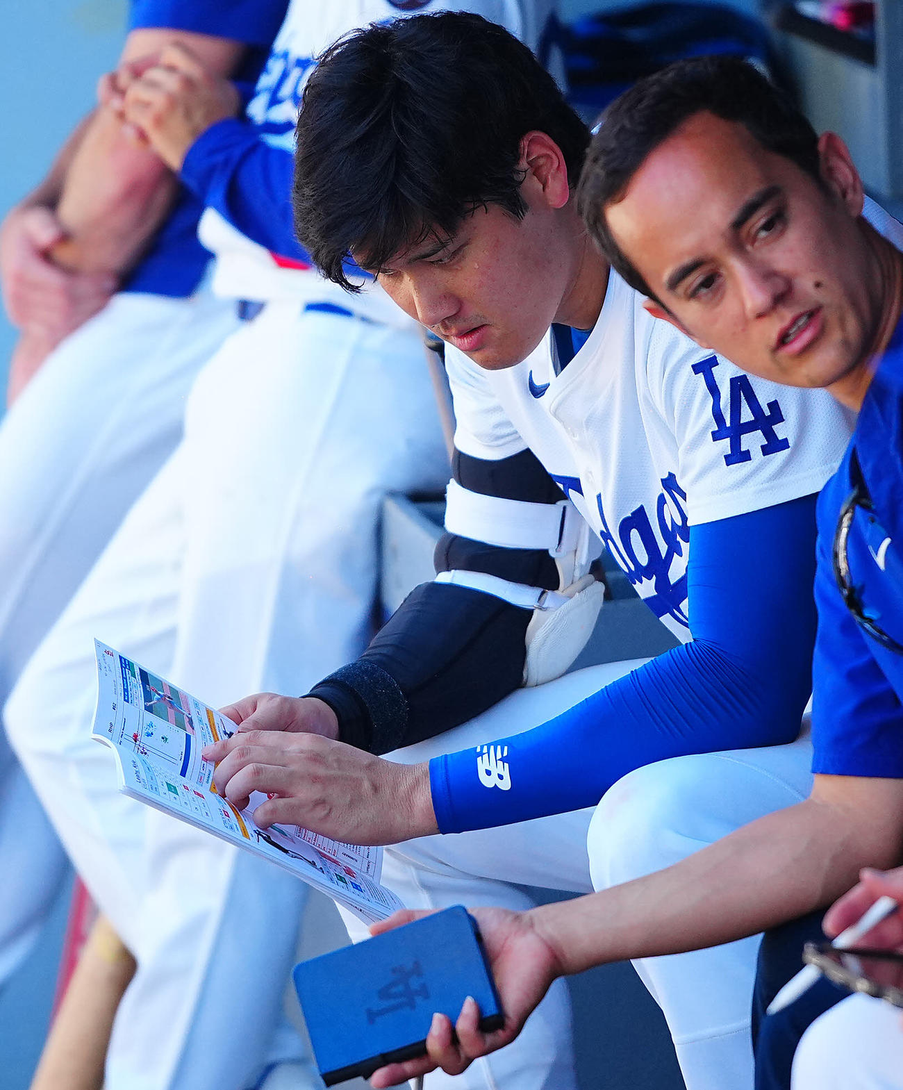 ドジャース対カージナルス　ベンチでカージナルス投手陣のデータをチェックするドジャース大谷（撮影・垰建太）
