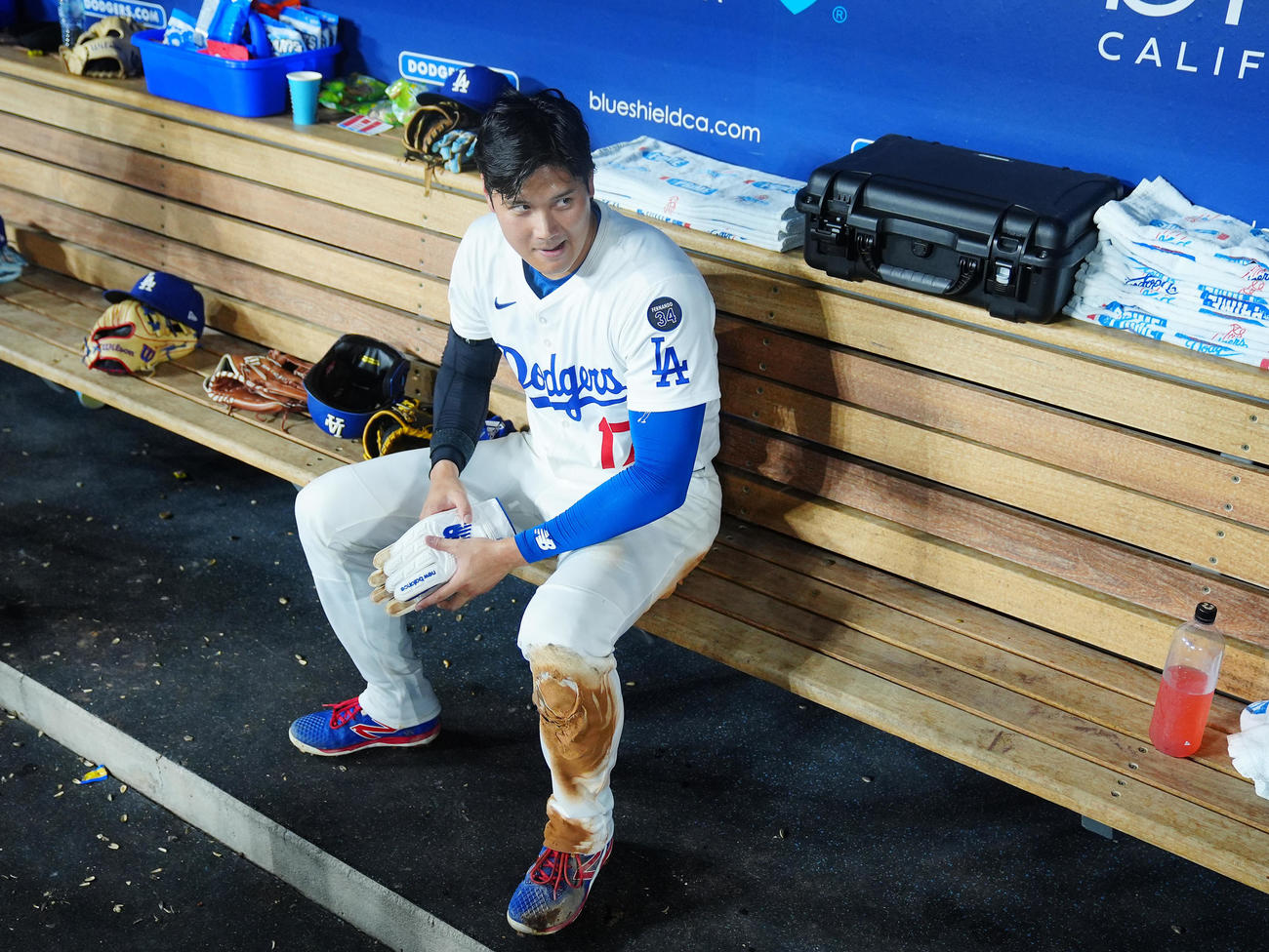 ドジャース対カージナルス　8回裏ドジャース無死一、三塁、フリーマンの犠飛で生還した大谷はベンチで呼吸を整える（撮影・垰建太）