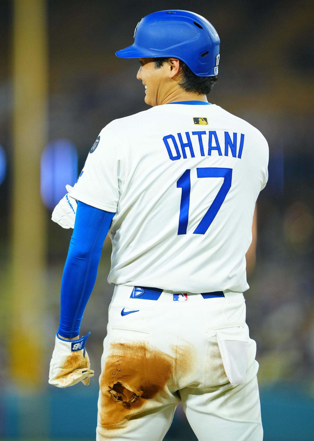 ドジャース対カージナルス　8回裏ドジャース無死一塁、ベッツの安打で三塁に滑り込み笑顔を見せる大谷のユニホームには穴が空いている（撮影・垰建太）