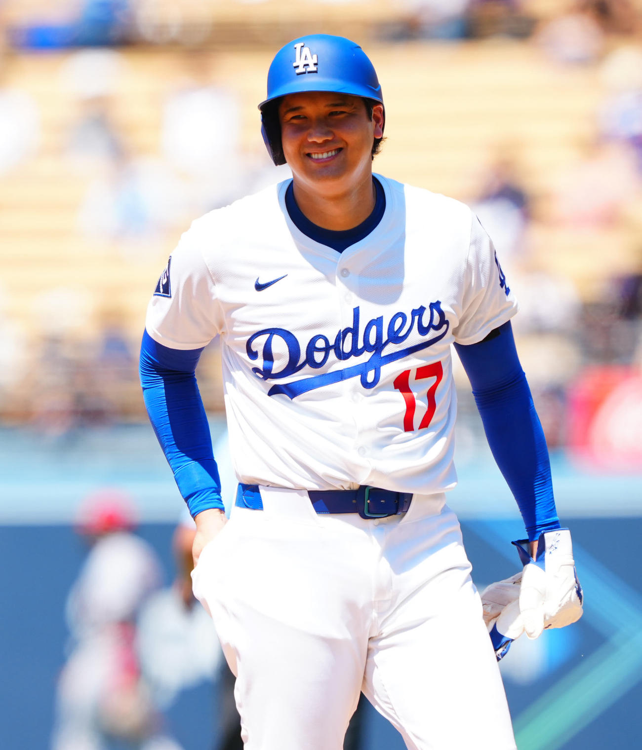 ドジャース対カージナルス　ベンチでカージナルス投手陣のデータをチェックするドジャース大谷（撮影・垰建太）