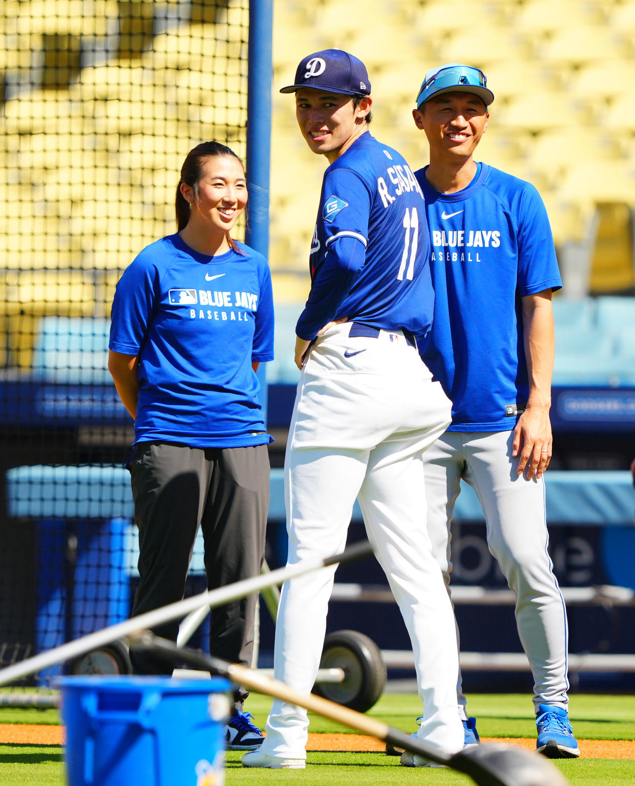 ドジャース対ブルージェイズ　ライブBPを終えたドジャース佐々木（中央）はブルージェイズ加藤氏（右）と談笑する（撮影・垰建太）