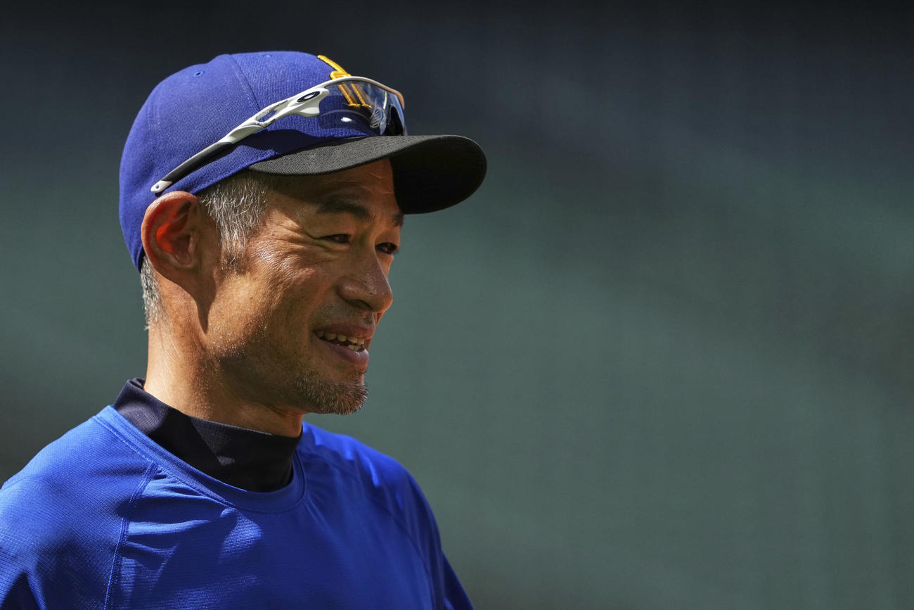 レイズ戦前の練習中に笑顔を見せるイチロー氏（AP）