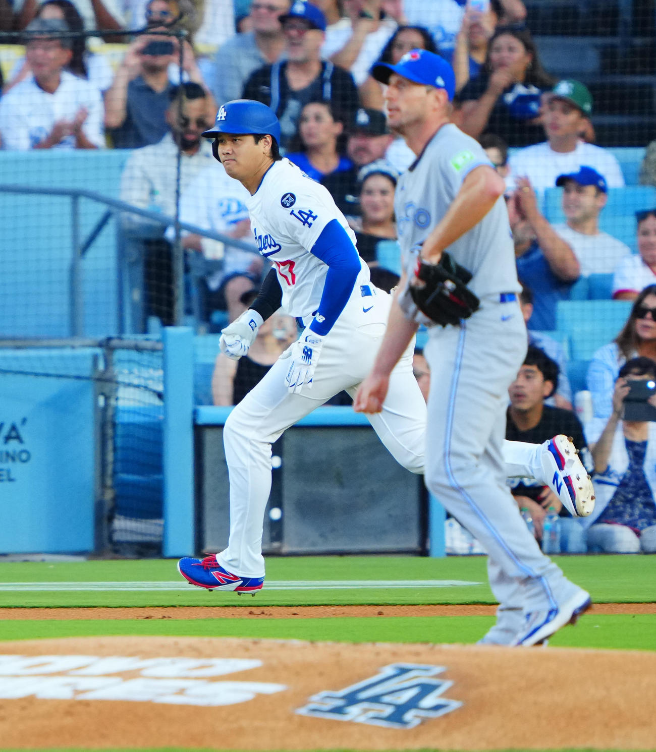 ドジャース対ブルージェイズ　1回裏ドジャース無死、ブルージェイズ先発のシャーザー（手前）から中前打を放つ大谷（撮影・垰建太）