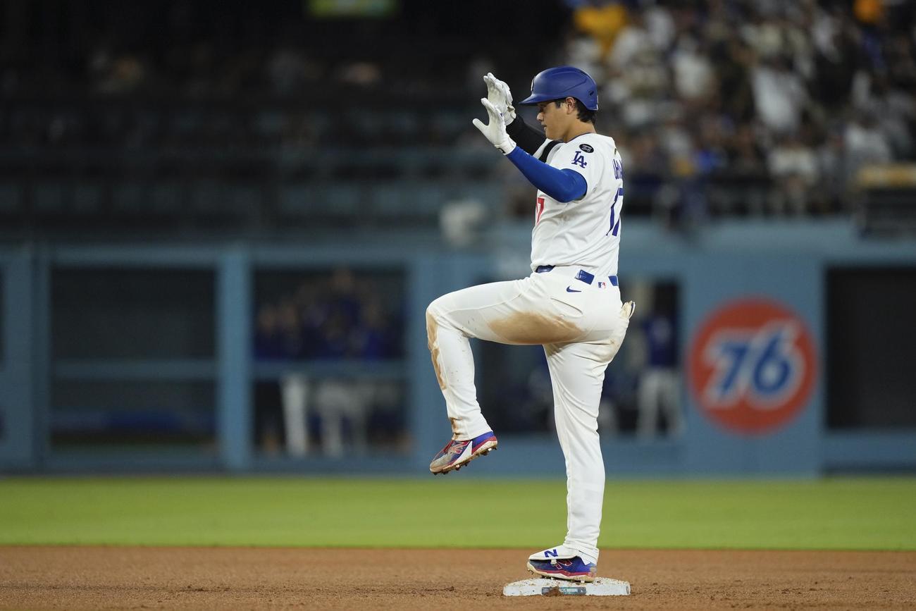 ドジャース大谷翔平はブルージェイズ戦の第3打席で二塁打を放つと塁上でポーズ（AP)