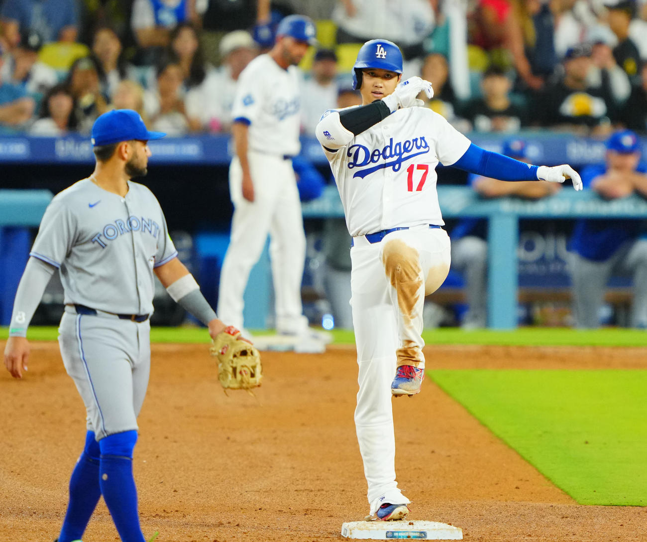 ドジャース対ブルージェイズ　5回裏ドジャース2死、二塁打を放ちポーズを決める大谷（撮影・垰建太）