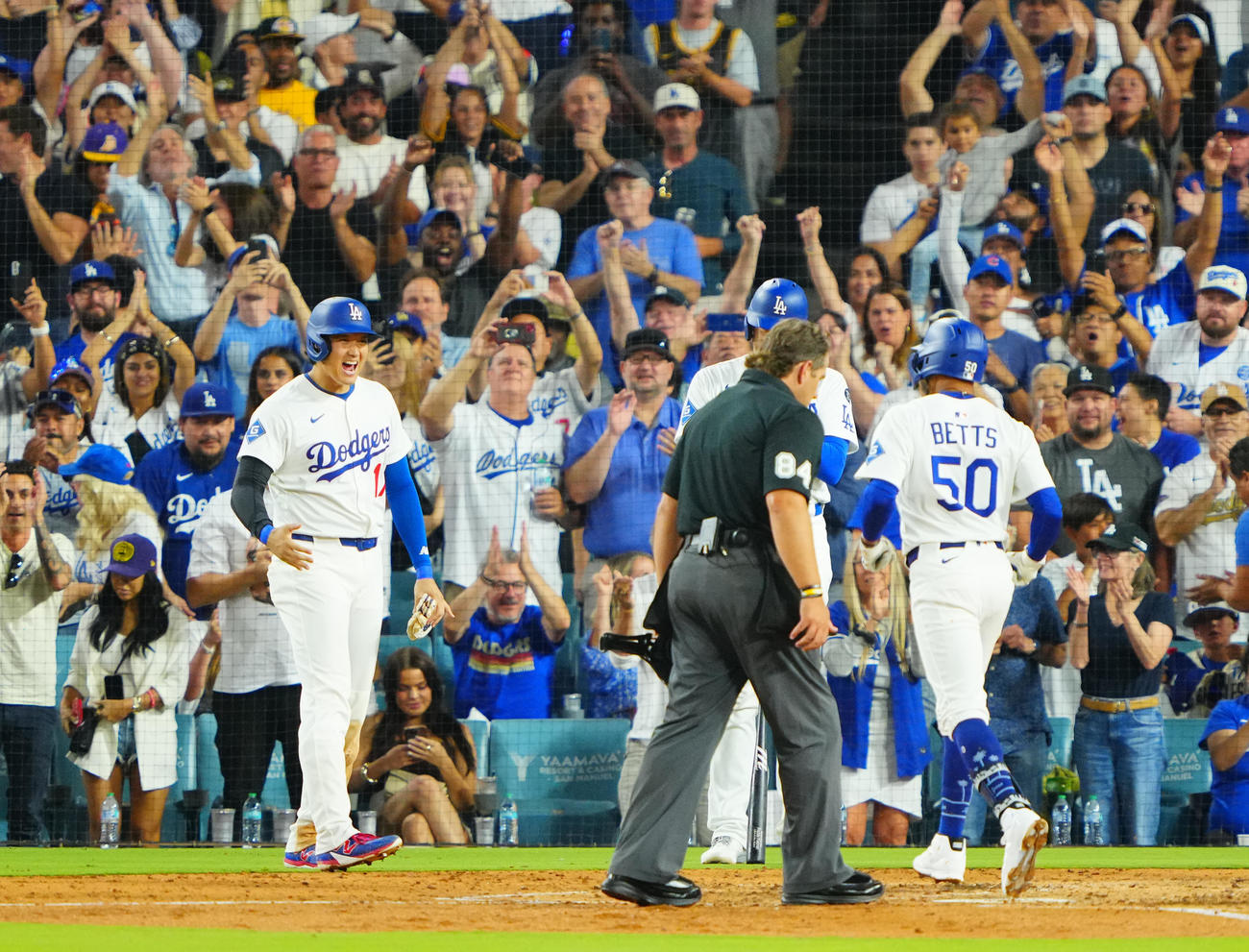 ドジャース対ブルージェイズ　5回裏ドジャース2死二塁、2点本塁打を放ったベッツ（右）を笑顔で出迎える大谷（左）（撮影・垰建太）