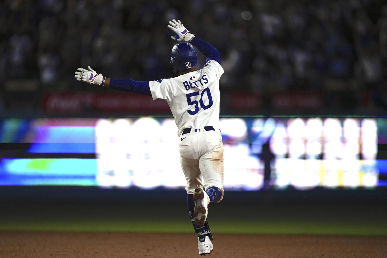 5回、逆転2ランを放ったドジャースのベッツ（AP）