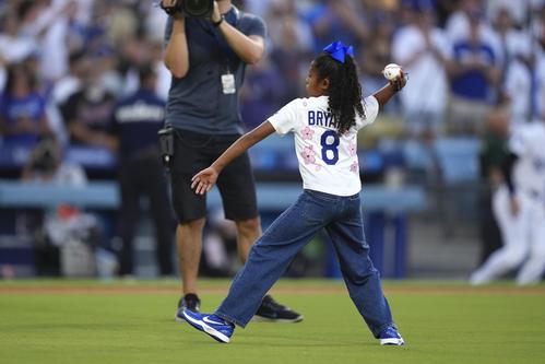 ドジャース戦で故コービー・ブライアントさんの三女が始球式 家族で