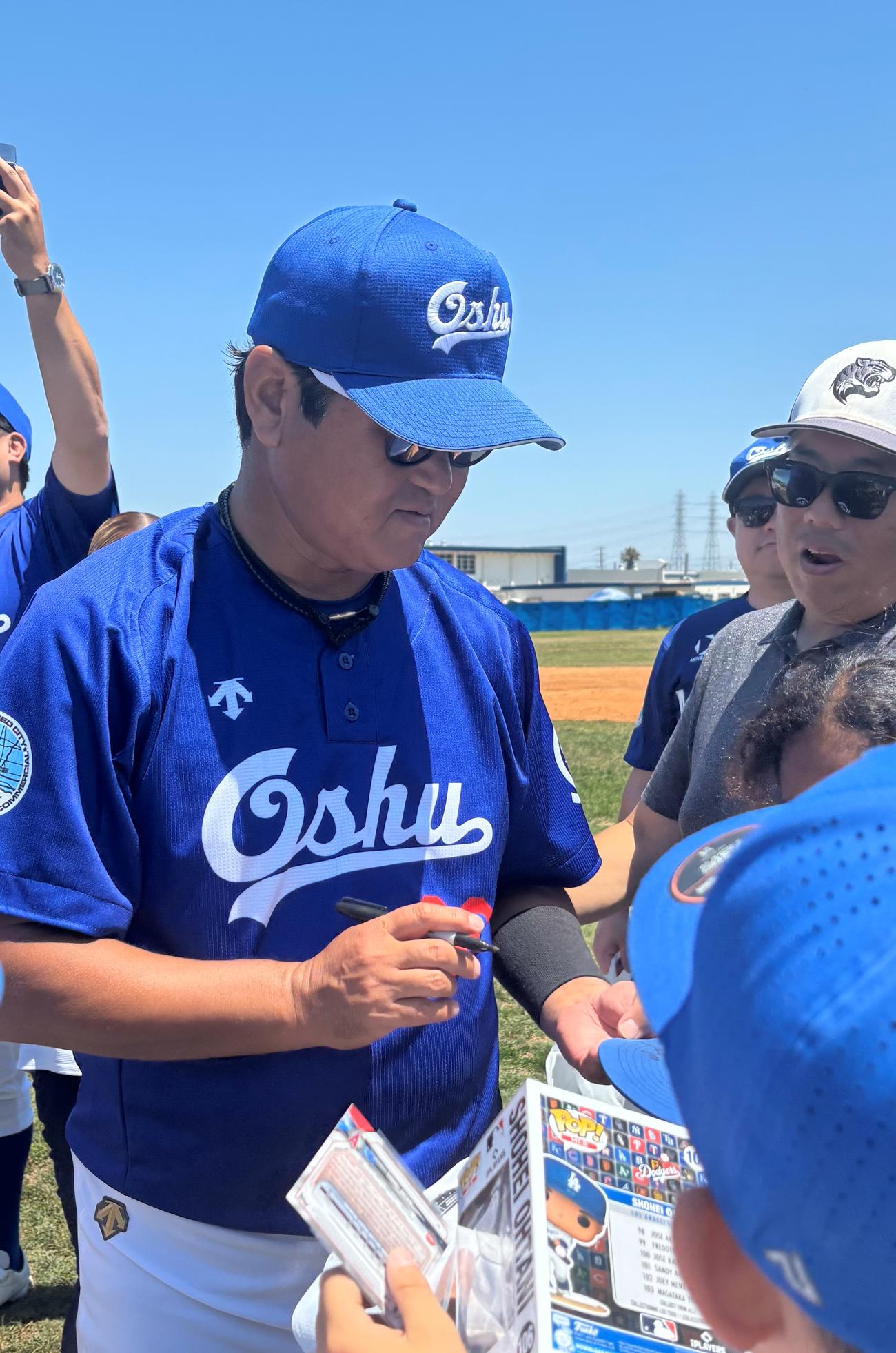 丁寧にファンのサインに応じる大谷徹さん