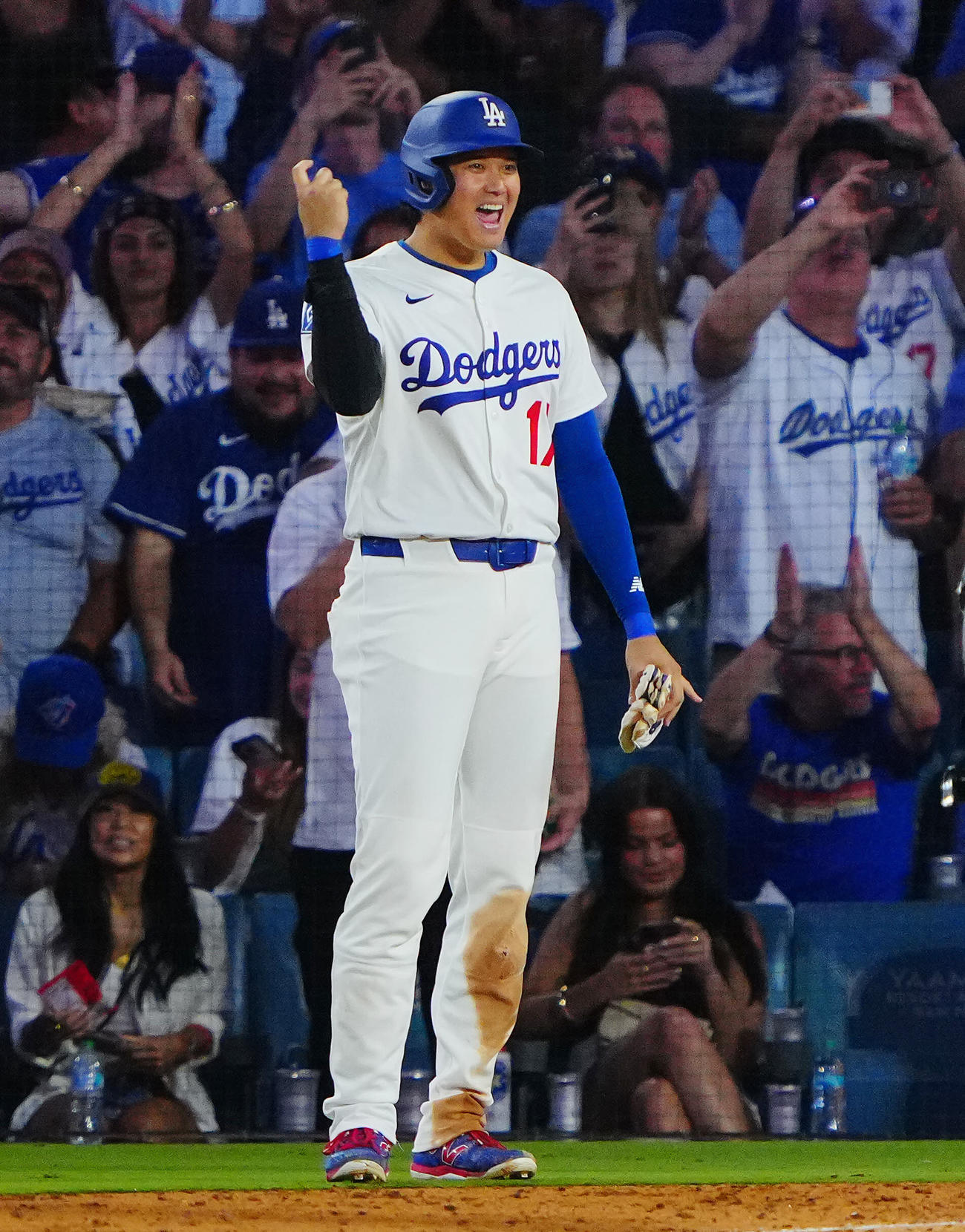 ドジャース対ブルージェイズ　5回裏ドジャース2死二塁、2点本塁打を放ったベッツをデコルテポーズで出迎える大谷（撮影・垰建太）