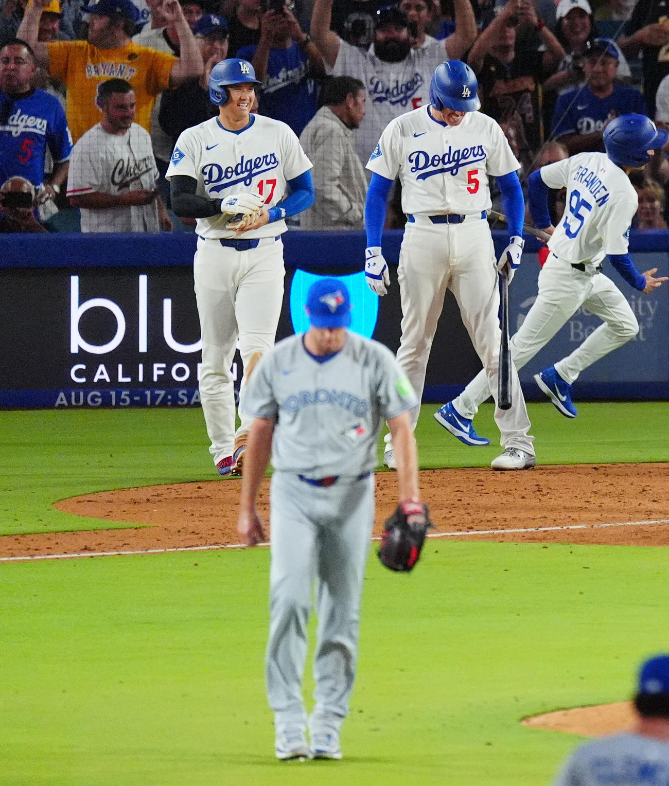 ドジャース対ブルージェイズ　5回裏ドジャース2死二塁、ベッツの2点本塁打で生還し笑顔を見せる大谷（左）。手前はシャーザー（撮影・垰建太）