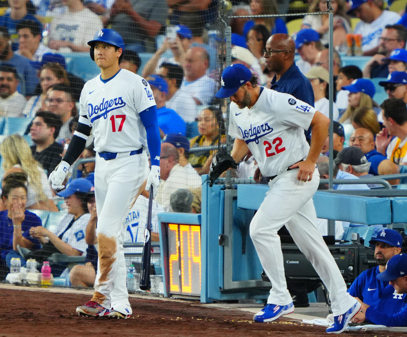 ドジャース対ブルージェイズ　2回裏ドジャース2死、フリーランドがニゴロに倒れ打席が回ってこなかった大谷（左）はマウンドへ向かうカーショーに道を譲る（撮影・垰建太）