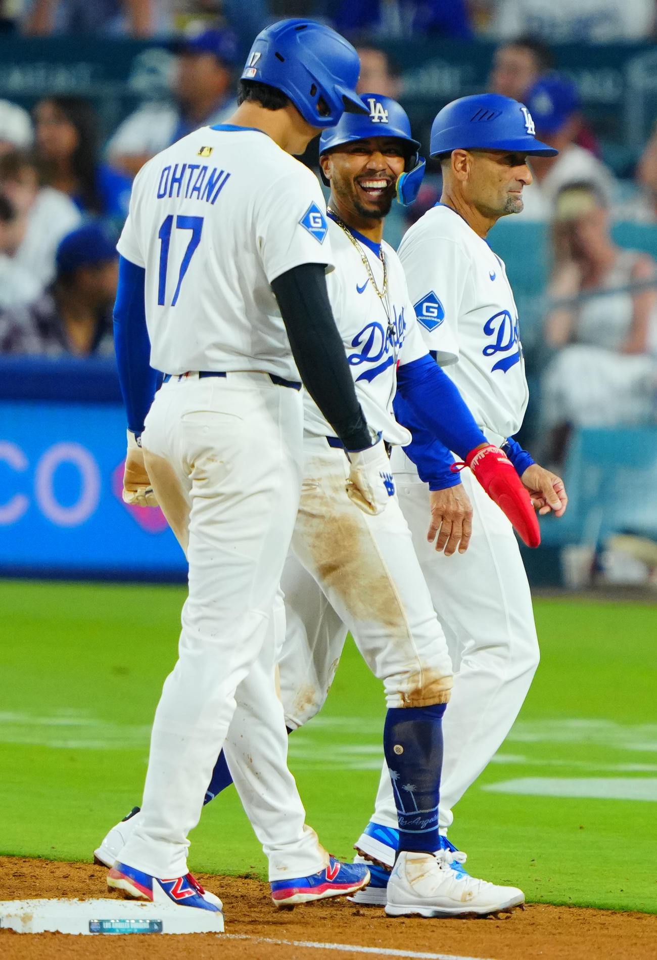 ドジャース対ブルージェイズ　7回裏ドジャース無死満塁、ブルージェイズ投手交代をのタイミングで大谷（左）と談笑するベッツ（撮影・垰建太）