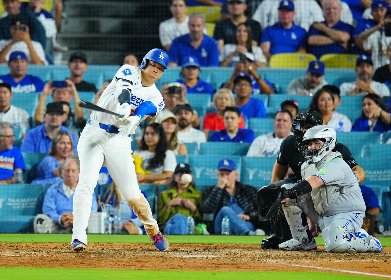ドジャース対ブルージェイズ　8回裏ドジャース2死、空振り三振に倒れる大谷（撮影・垰建太）