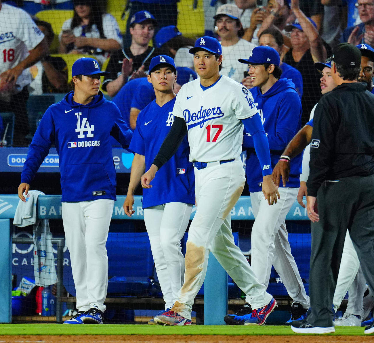 ドジャース対ブルージェイズ　ブルージェイズに勝利しナインを出迎えにいくドジャース大谷（中央）、山本（左）、佐々木（右）（撮影・垰建太）
