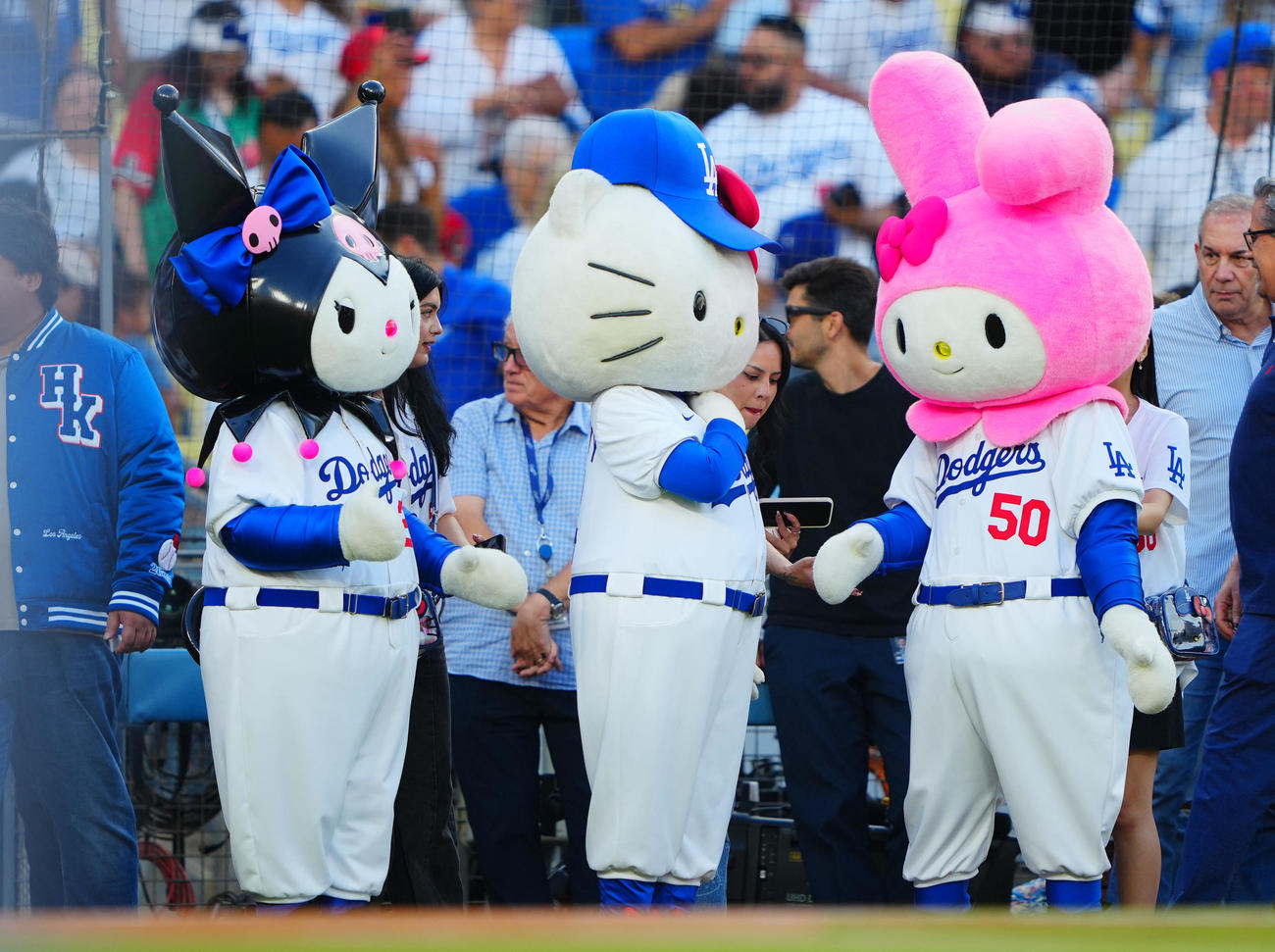 5日　ドジャース対カージナルス　始球式に登場したクロミ（左）、ハロー・キティ、マイメロディ