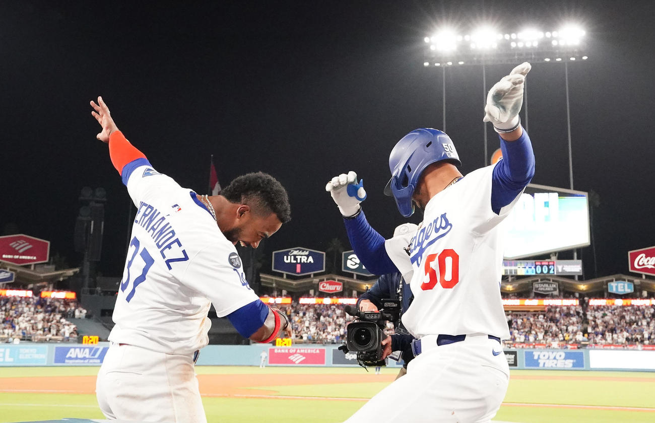 ドジャース対ブルージェイズ　5回裏ドジャース2死二塁、2点本塁打を放っベッツ（右）はT・ヘルナンデスとポーズを決める（撮影・垰建太）
