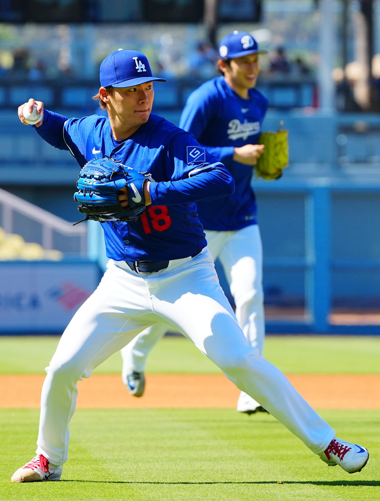 ドジャース対ブルージェイズ　投内連係に臨むドジャース山本（手前）と佐々木（撮影・垰建太）