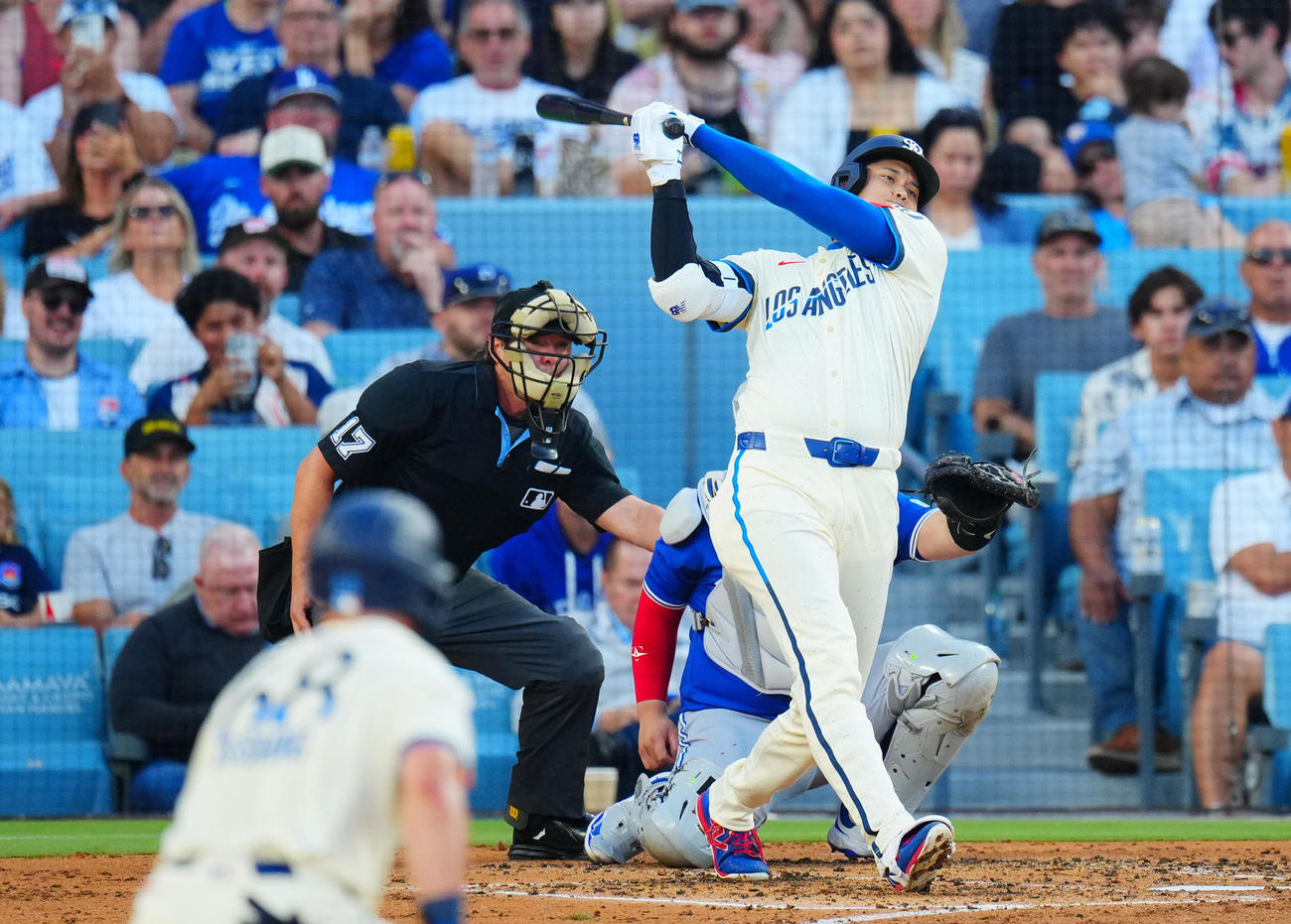 ドジャース対ブルージェイズ　3回裏ドジャース2死一塁、中前打を放つ大谷（撮影・垰建太）