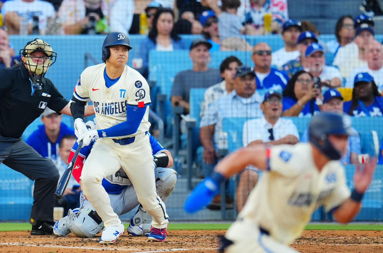 ドジャース対ブルージェイズ　3回裏ドジャース2死一塁、中前打を放つ大谷（撮影・垰建太）