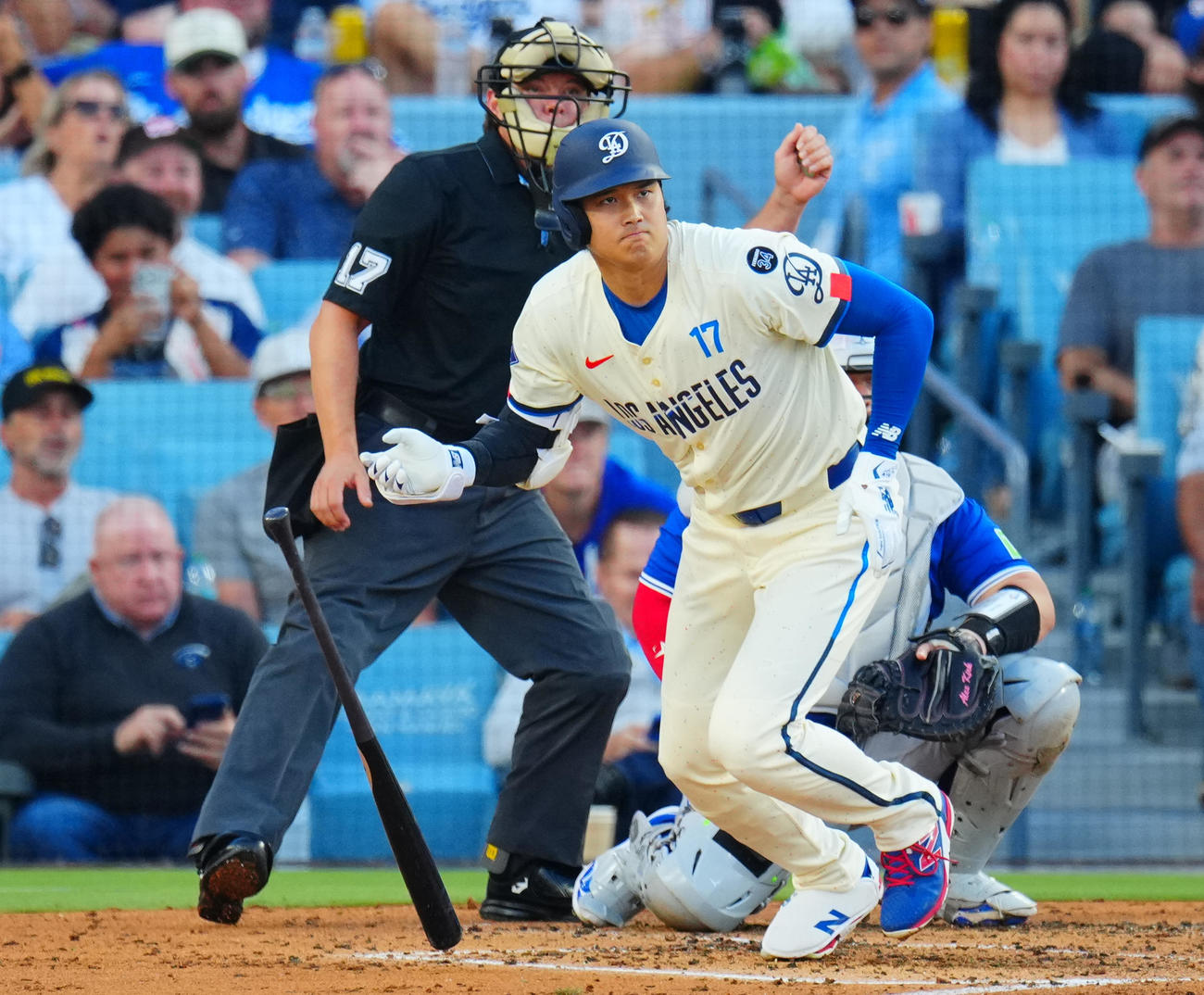 ドジャース対ブルージェイズ　3回裏ドジャース2死一塁、中前打を放つ大谷（撮影・垰建太）