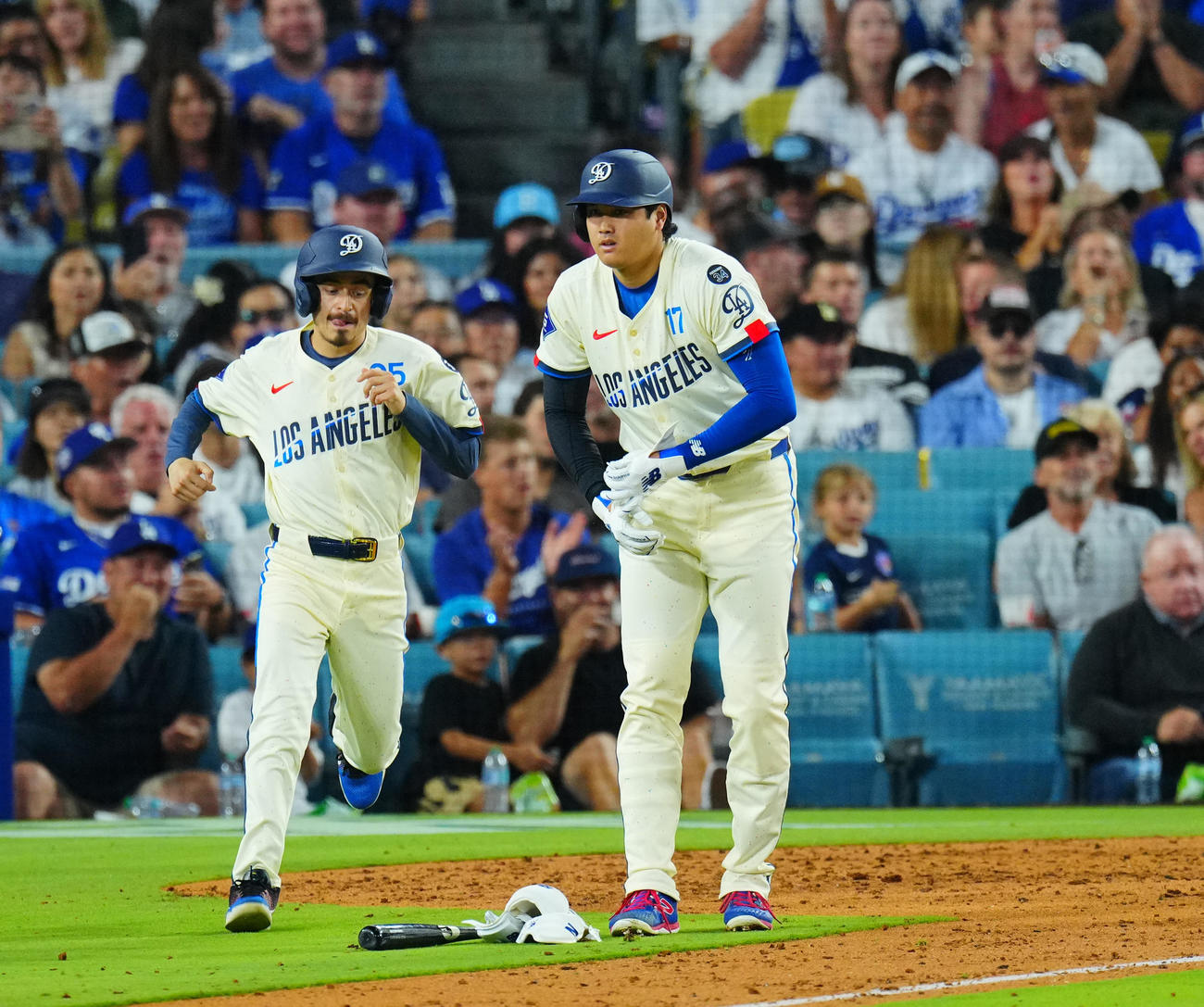 ドジャース対ブルージェイズ　6回裏ドジャース無死二、三塁、申告敬遠で出塁する大谷（撮影・垰建太）