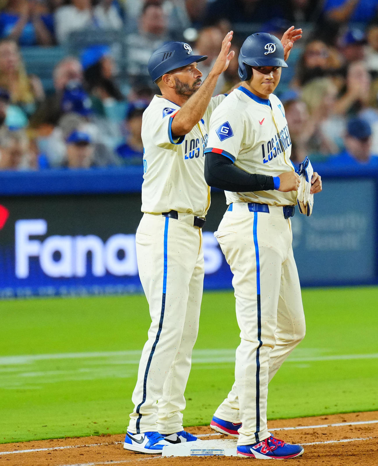 ドジャース対ブルージェイズ　6回裏ドジャース無死二、三塁、申告敬遠で出塁し笑みを浮かべる大谷（右）（撮影・垰建太）