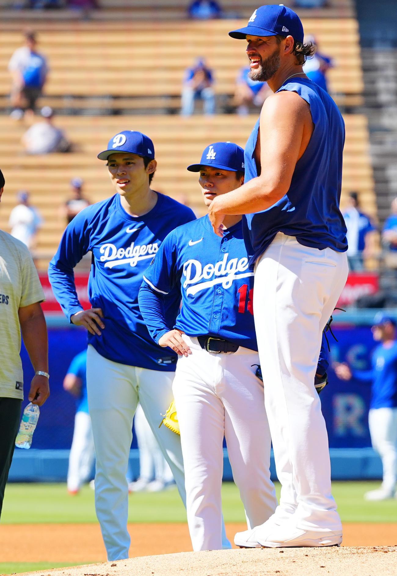 ドジャース対ブルージェイズ　ドジャースのカーショー（右）と投内連係に臨む山本（中央）と佐々木（撮影・垰建太）