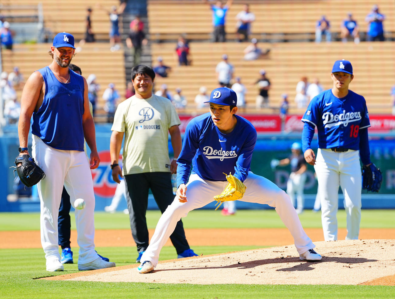ドジャース対ブルージェイズ　ドジャースのカーショー（左）山本（右）と投内連係に臨む佐々木（撮影・垰建太）