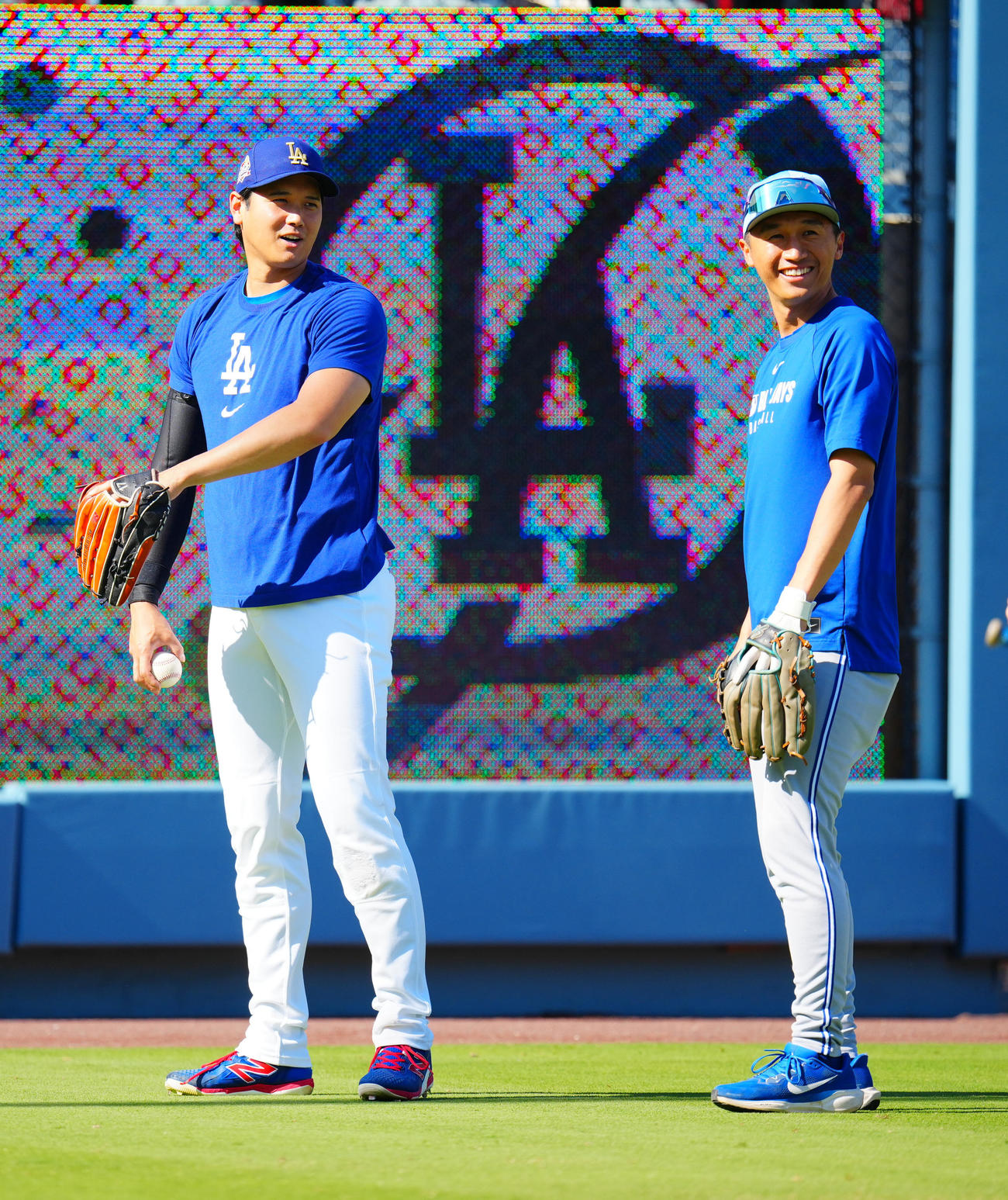 ドジャース対ブルージェイズ　試合前練習中に言葉を交わすドジャース大谷翔平（左）とブルージェイズ加藤豪将氏（撮影・垰建太）
