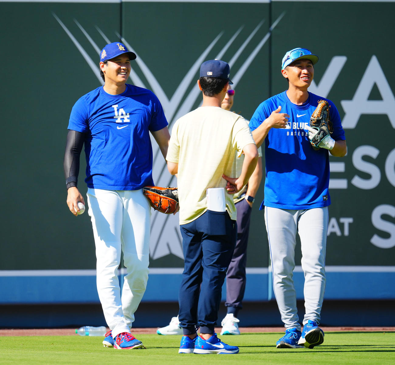ドジャース対ブルージェイズ　試合前練習中に言葉を交わすドジャース大谷（左）とブルージェイズ加藤氏（撮影・垰建太）